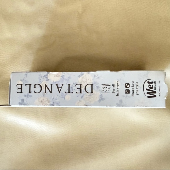 LoveShackFancy X Wet Brush MINI Detangler Brush Everblooming Rosettes - Picture 11 of 12